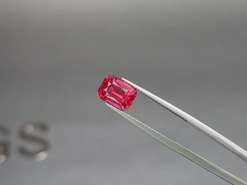 Spinel Mahenge Vivid Pink cushion cut  4.00 carats, Tanzania Image №3