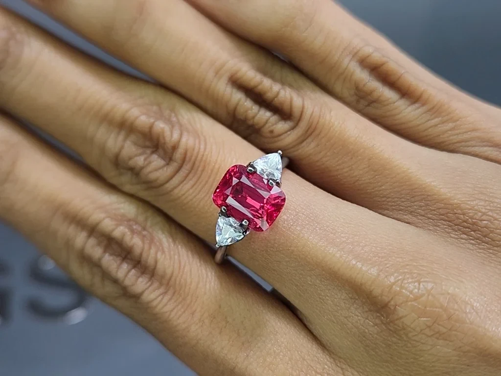 Spinel Mahenge Vivid Pink cushion cut  4.00 carats, Tanzania Image №5