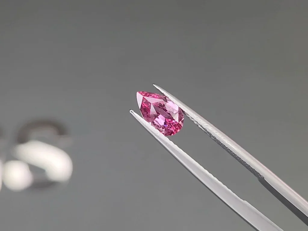Unheated pear cut vivid pink sapphire 1.03 carats, Madagascar Image №3