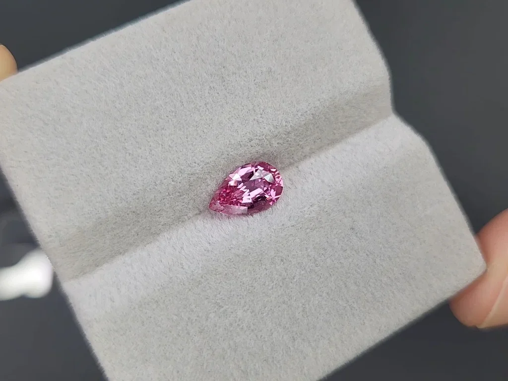 Unheated pear cut vivid pink sapphire 1.03 carats, Madagascar Image №4