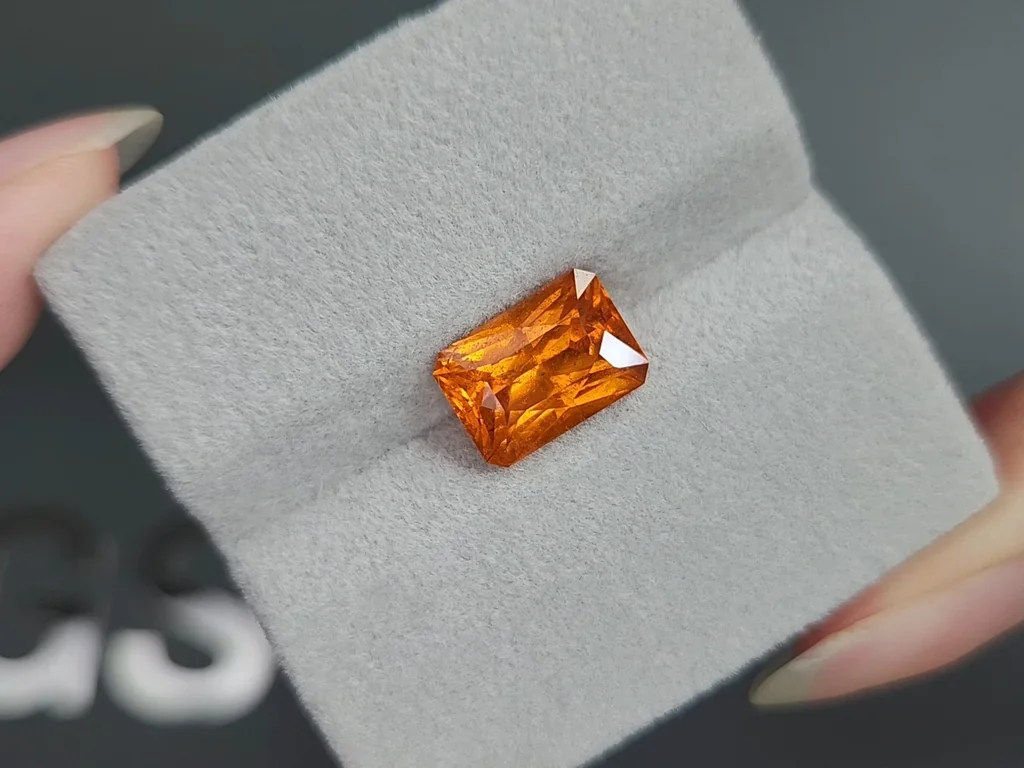 Garnet spessartine Fanta color radiant cut 4.86 carats Image №4