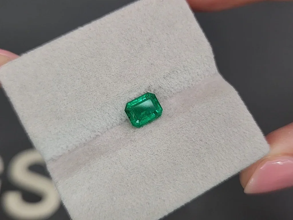 Vivid green emerald in octagon cut 1.09 carats, Panjshir Image №4