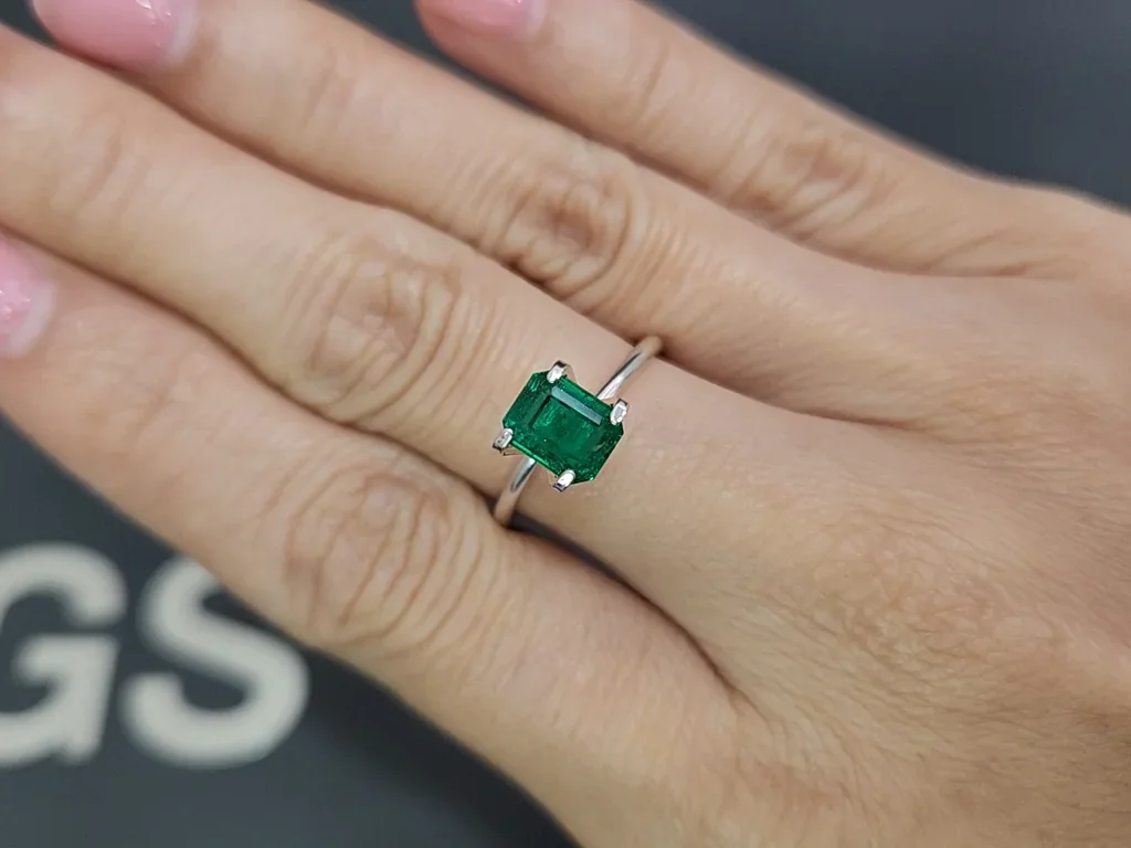Vivid green emerald in octagon cut 1.09 carats, Panjshir Image №5