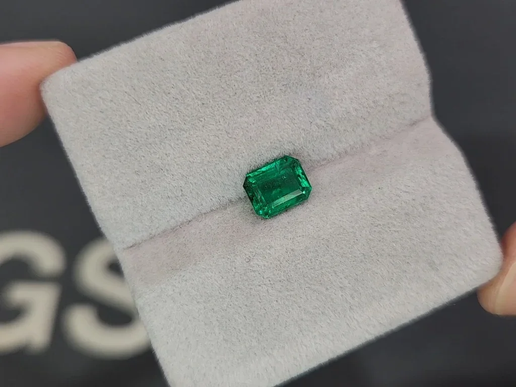 Vivid green emerald in octagon cut 1.09 carats, Panjshir Image №4