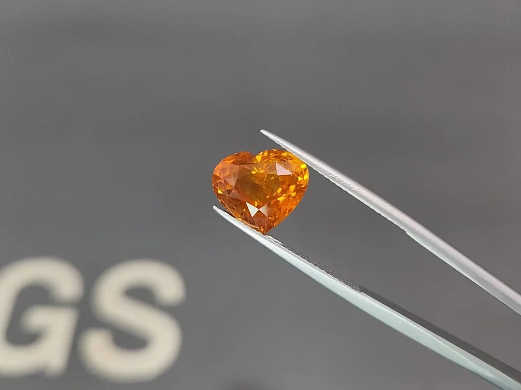 Orange sapphire rutile silk effect heart shape 7.01 carats, Sri Lanka Image №3
