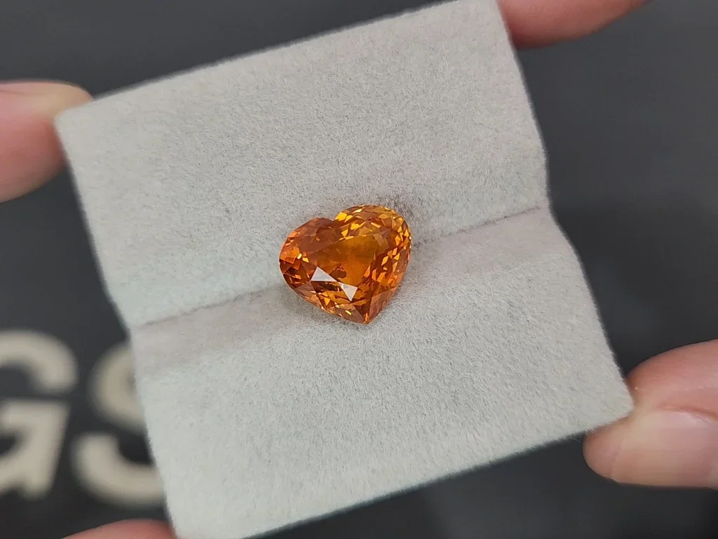 Orange sapphire rutile silk effect heart shape 7.01 carats, Sri Lanka Image №4