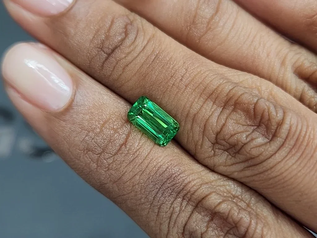 Garnet tsavorite Vivid Green cushion cut 2.05 carats, Tanzania  Image №2