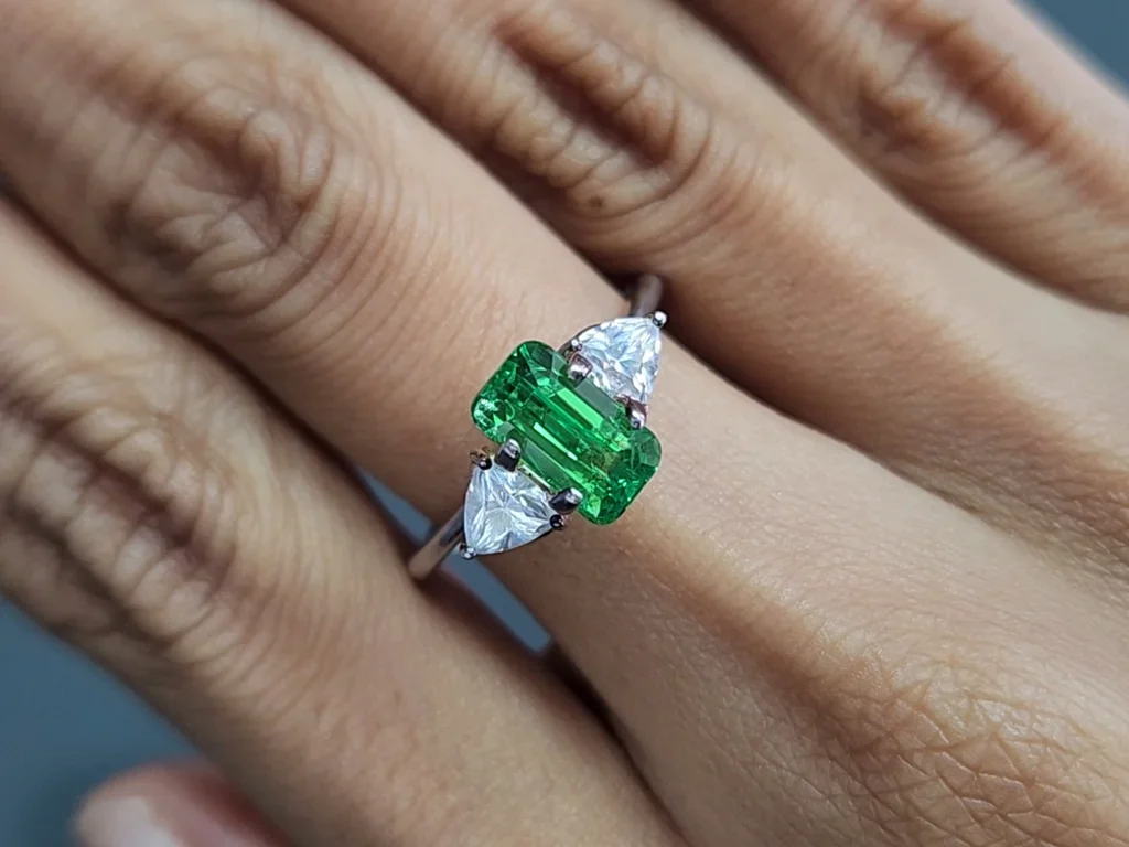 Garnet tsavorite Vivid Green cushion cut 2.05 carats, Tanzania  Image №5