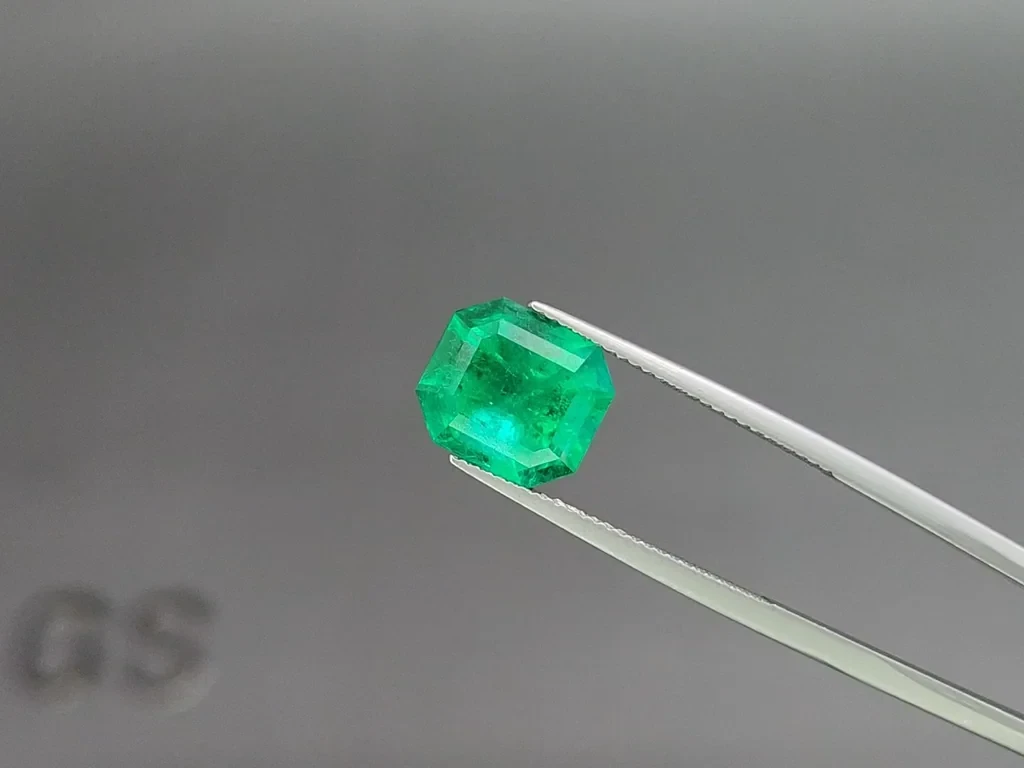 Muzo Green emerald in octagon cut 4.53 carats, Colombia Image №3