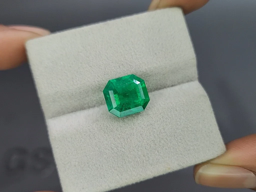 Muzo Green emerald in octagon cut 4.53 carats, Colombia Image №4