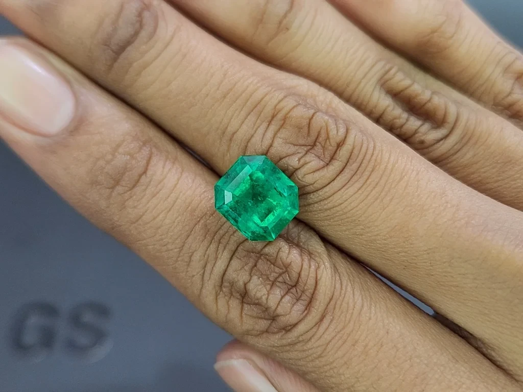 Muzo Green emerald in octagon cut 4.53 carats, Colombia Image №2