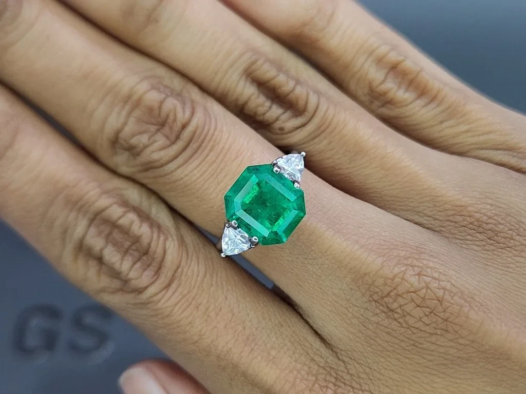Muzo Green emerald in octagon cut 4.53 carats, Colombia Image №5