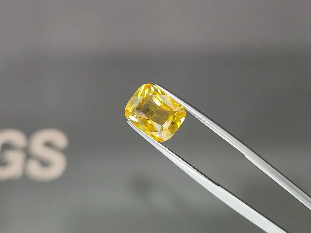 Sapphire Vivid Yellow Golden in cushion cut 4.05 carats, Sri Lanka Image №3