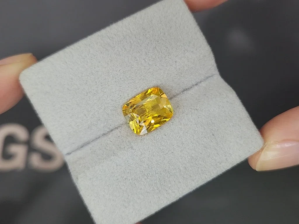 Sapphire Vivid Yellow Golden in cushion cut 4.05 carats, Sri Lanka Image №4
