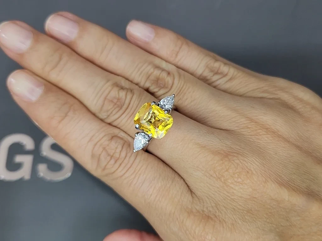 Sapphire Vivid Yellow Golden in cushion cut 4.05 carats, Sri Lanka Image №5