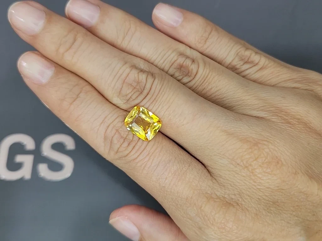 Sapphire Vivid Yellow Golden in cushion cut 4.05 carats, Sri Lanka Image №2