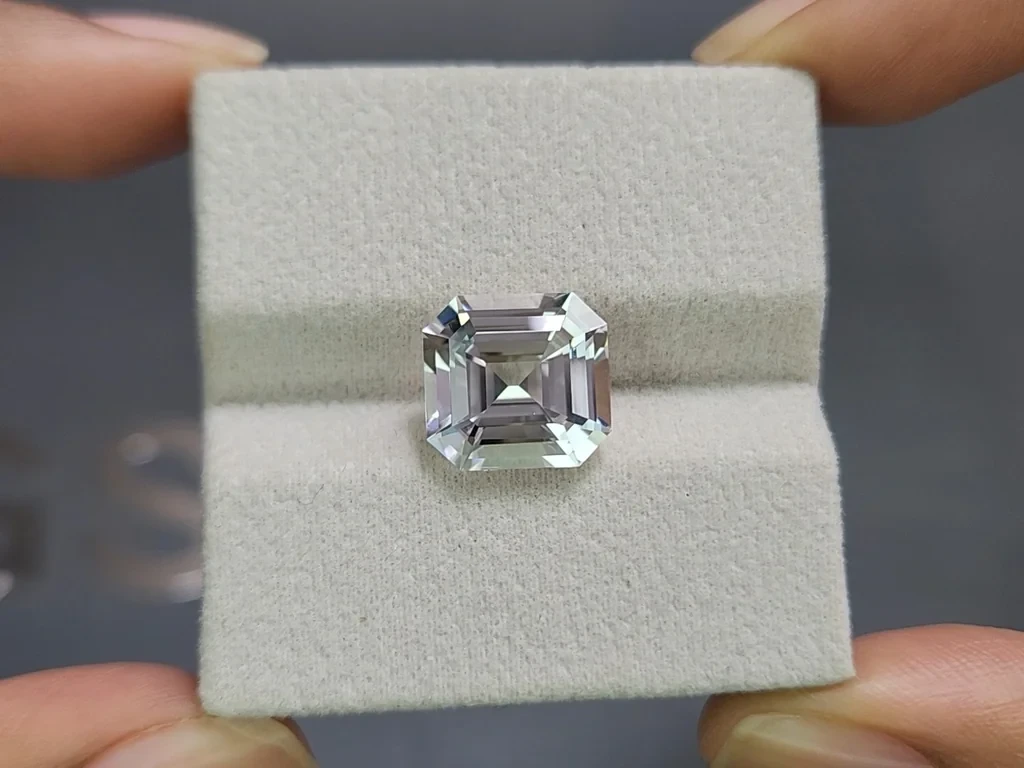 Kunzite light green octagon cut 7.02 carats, Pakistan Image №4