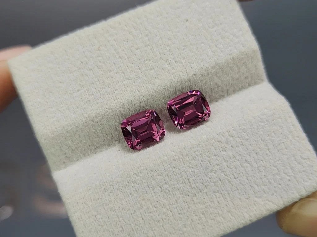 Pair of rhodolite garnets cushion cut 2.91 carats, Madagascar Image №4