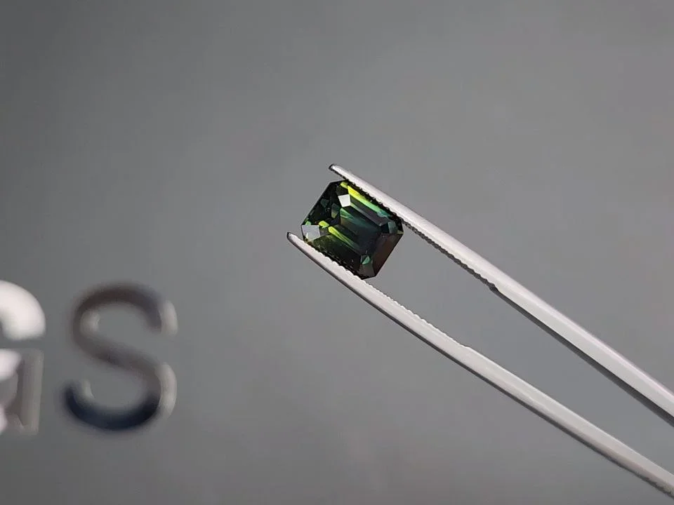 Yellow-green bi-color sapphire in cushion cut 3.90 carats, Madagascar  Image №3