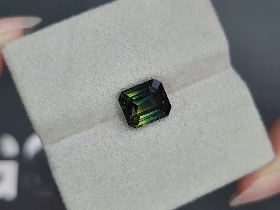 Yellow-green bi-color sapphire in cushion cut 3.90 carats, Madagascar  Image №4