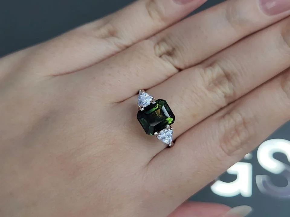 Yellow-green bi-color sapphire in cushion cut 3.90 carats, Madagascar  Image №5