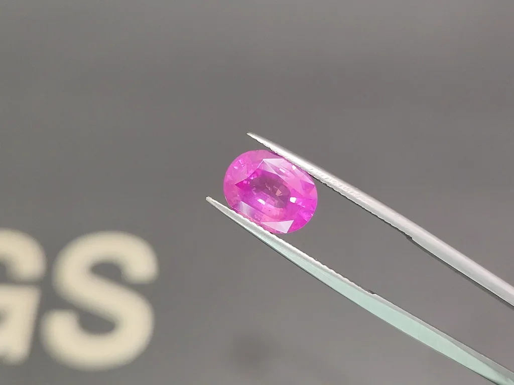 Unheated Vivid Pink sapphire in oval cut 3.55 carats, Sri Lanka Image №3