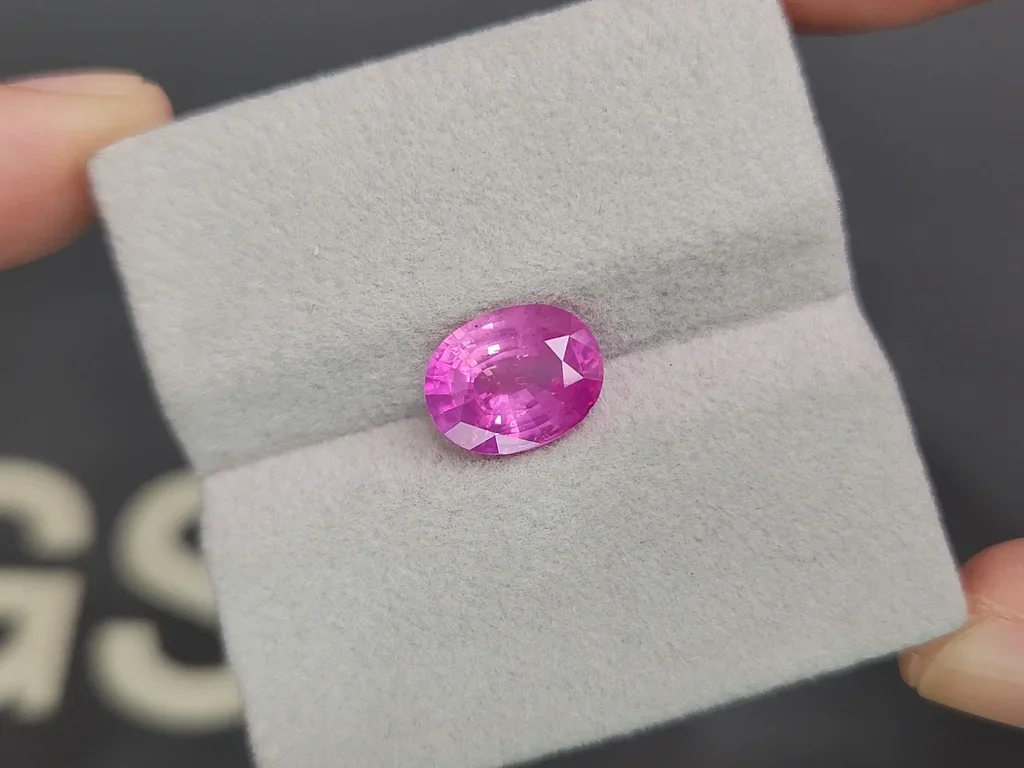 Unheated Vivid Pink sapphire in oval cut 3.55 carats, Sri Lanka Image №4