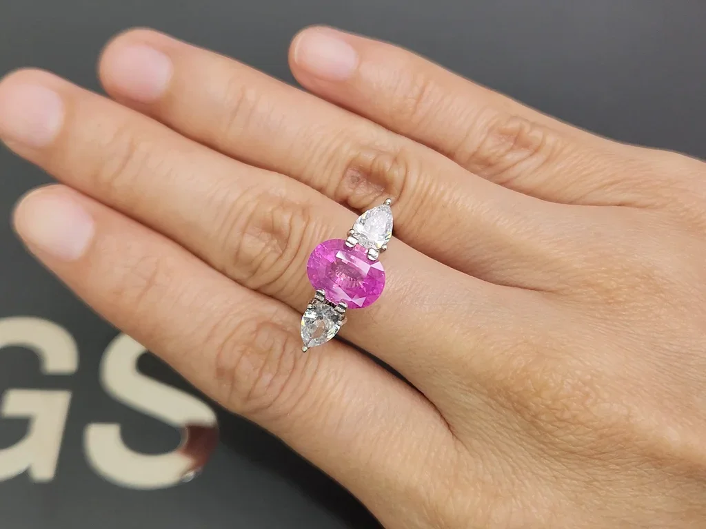 Unheated Vivid Pink sapphire in oval cut 3.55 carats, Sri Lanka Image №5