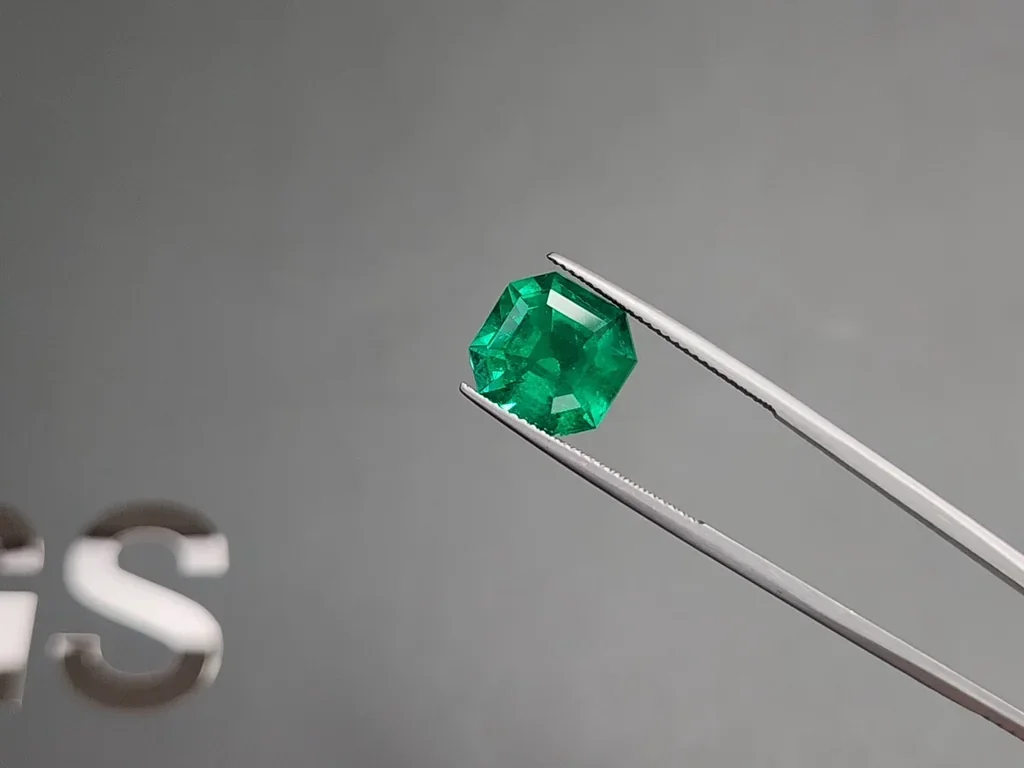Unique Muzo Green emerald in asher cut 7.03 carats, Colombia Image №3