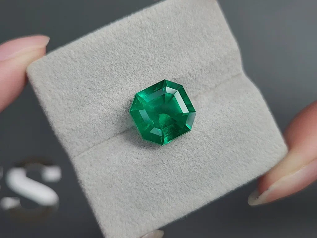 Unique Muzo Green emerald in asher cut 7.03 carats, Colombia Image №4