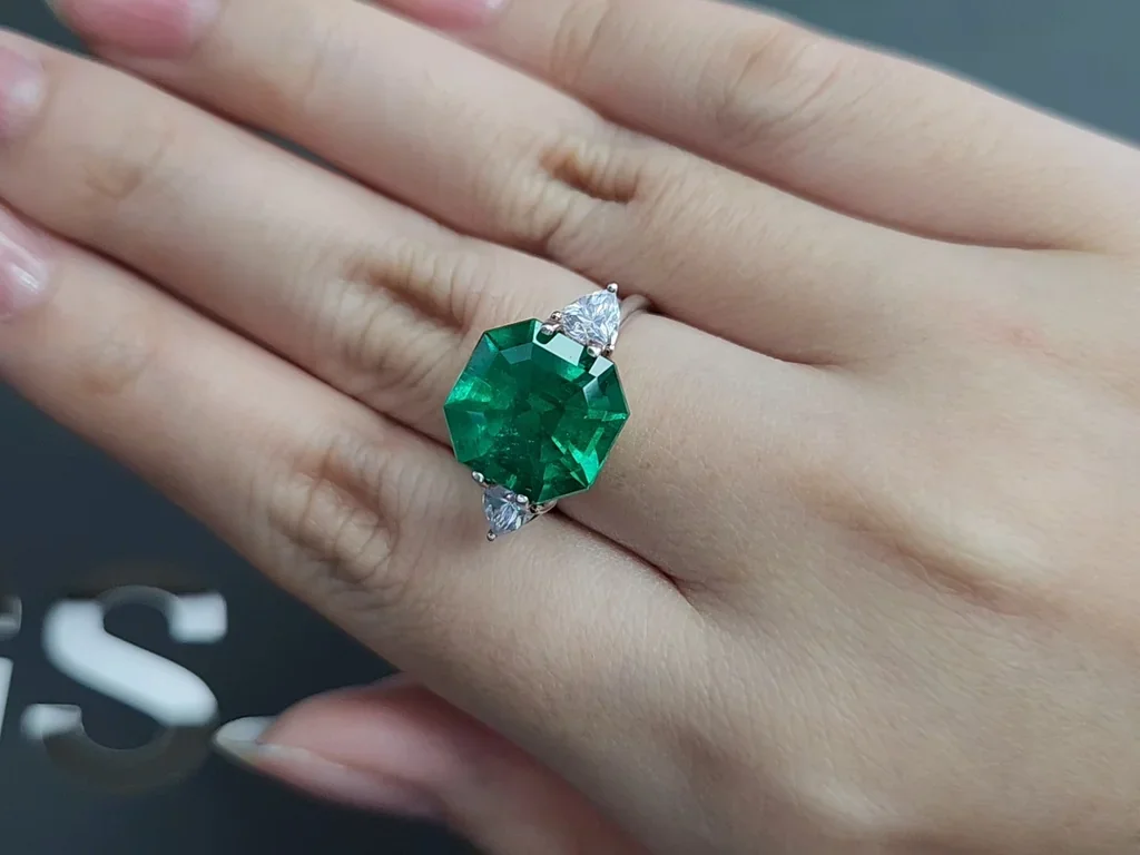 Unique Muzo Green emerald in asher cut 7.03 carats, Colombia Image №5