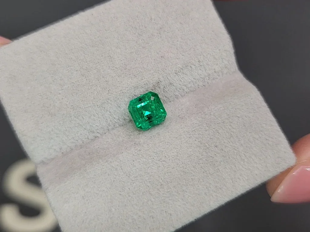 Rare Panjshir Vivid and Vibrant green emerald in asscher cut 1.13 carats  Image №4