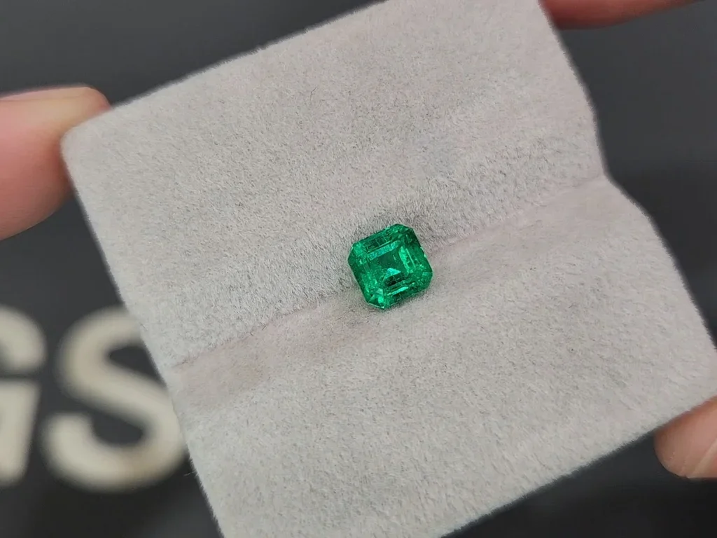 Rare Panjshir Vivid and Vibrant green emerald in asscher cut 1.13 carats  Image №4