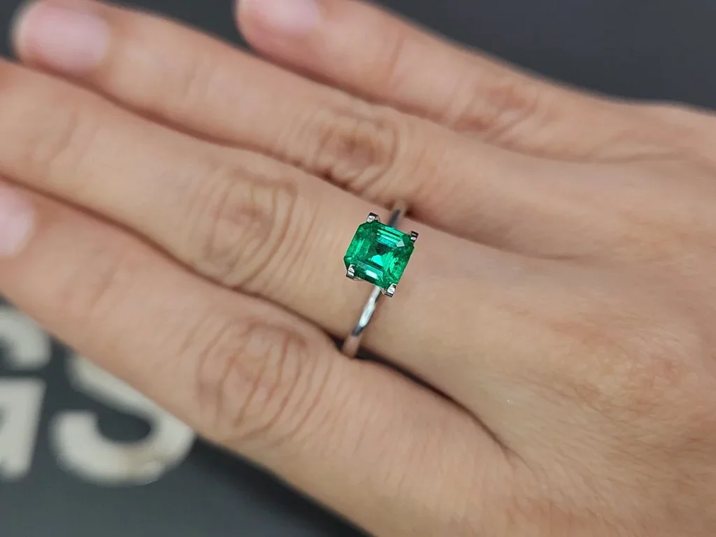 Rare Panjshir Vivid and Vibrant green emerald in asscher cut 1.13 carats  Image №5