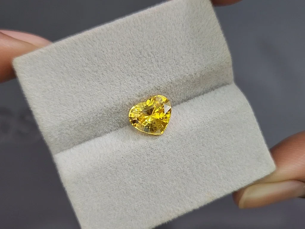 Sapphire Golden Yellow heart shape 2.55 carats, Sri Lanka Image №4