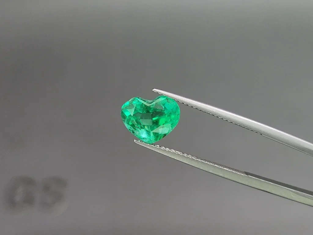 Intense Green emerald with rare effect Gota de Aceite in heart shape 3.11 carats, Colombia Image №3