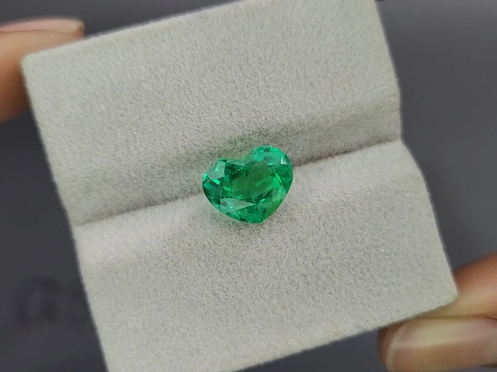Intense Green emerald with rare effect Gota de Aceite in heart shape 3.11 carats, Colombia Image №4
