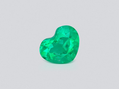 Intense Green emerald with rare effect Gota de Aceite in heart shape 3.11 carats, Colombia photo