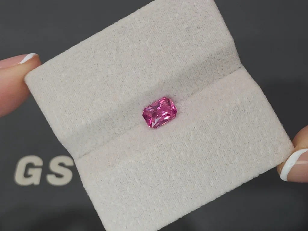 Spinel Vivid Pink Mahenge radiant cut 1.08 carats, Tanzania Image №4
