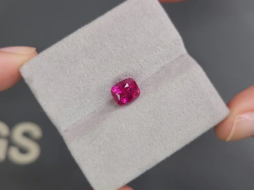 Hot pink sapphire in cushion cut 2.55 carats, Sri Lanka  Image №4
