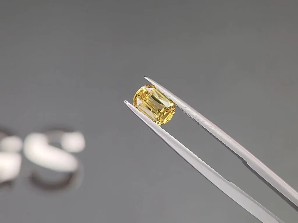 Unheated cushion cut yellow sapphire 1,00 carats, Madagascar Image №3