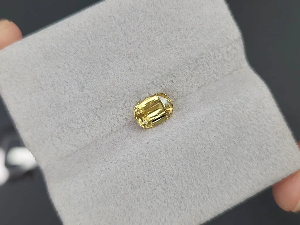 Unheated cushion cut yellow sapphire 1,00 carats, Madagascar Image №4