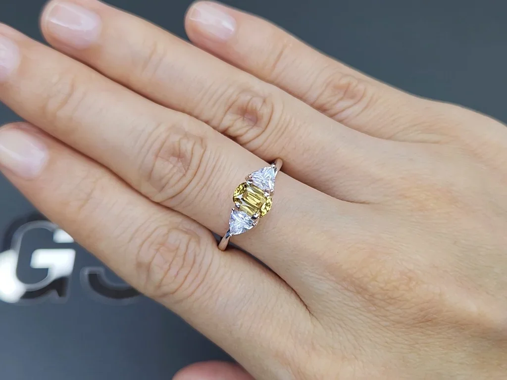 Unheated cushion cut yellow sapphire 1,00 carats, Madagascar Image №5