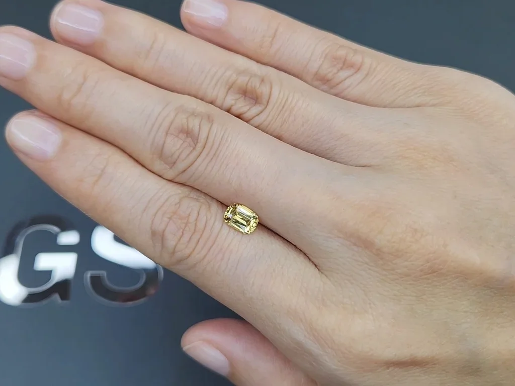 Unheated cushion cut yellow sapphire 1,00 carats, Madagascar Image №2