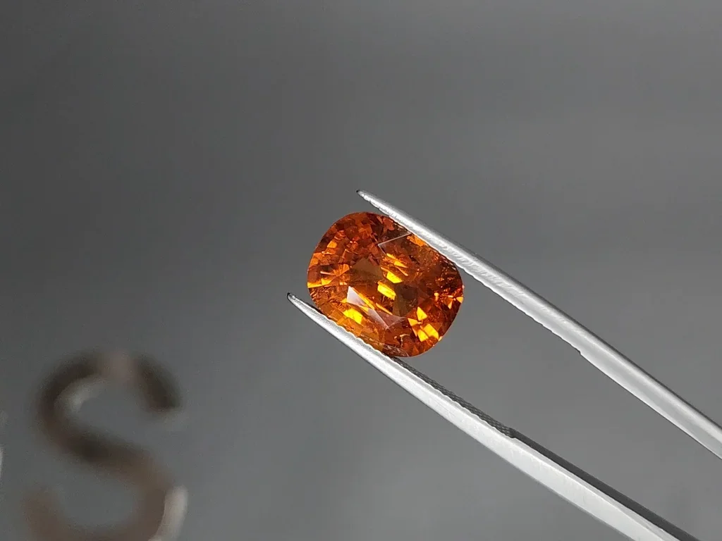 Spessartine garnet in cushion cut 6.93 carats, Africa Image №3