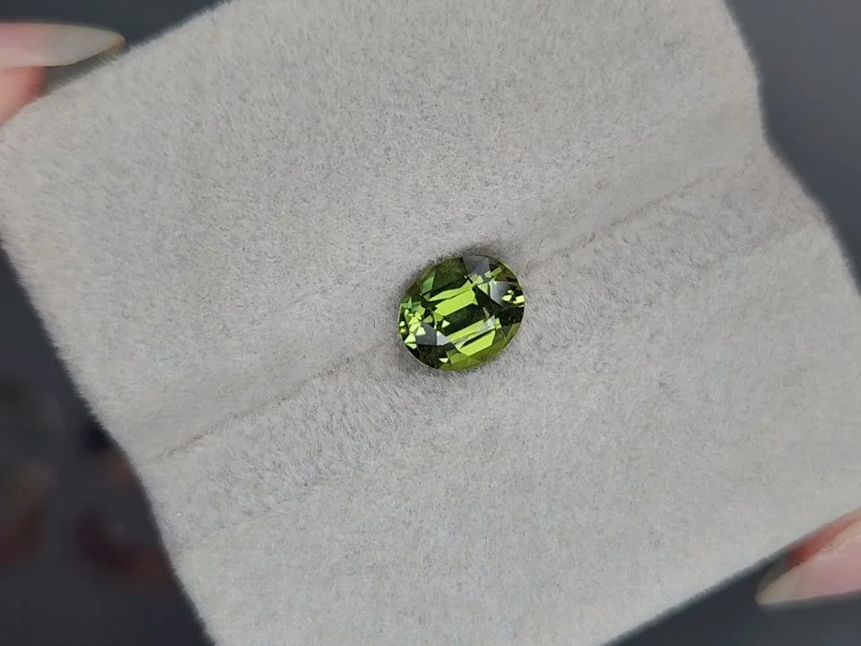 Unheated green sapphire in oval cut 1.57 carats, Madagascar  Image №4