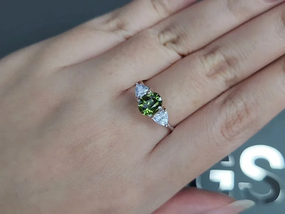 Unheated green sapphire in oval cut 1.57 carats, Madagascar  Image №5