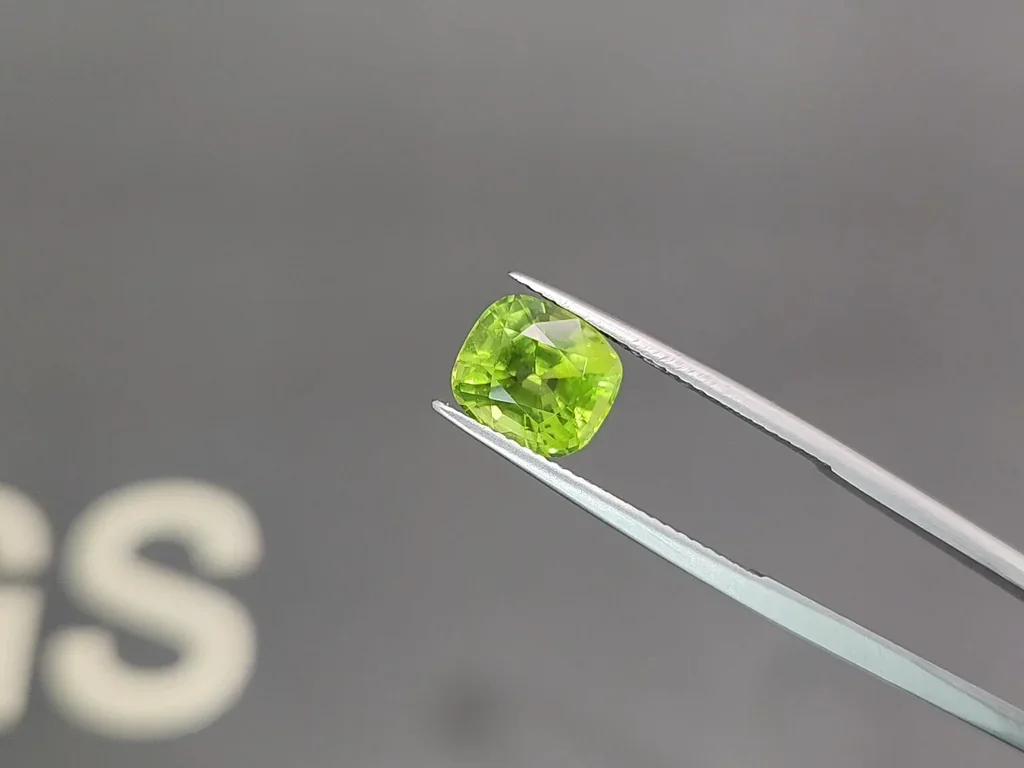 Peridot cushion cut 3.22 carats, Burma  Image №3