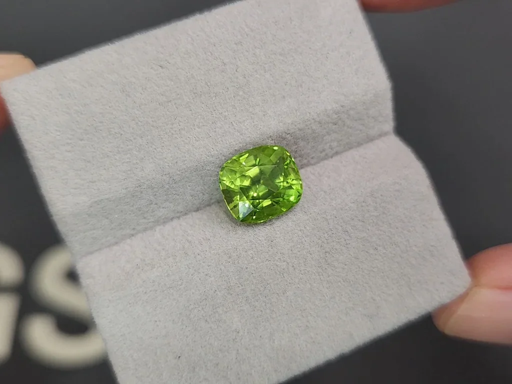Peridot cushion cut 3.22 carats, Burma  Image №4