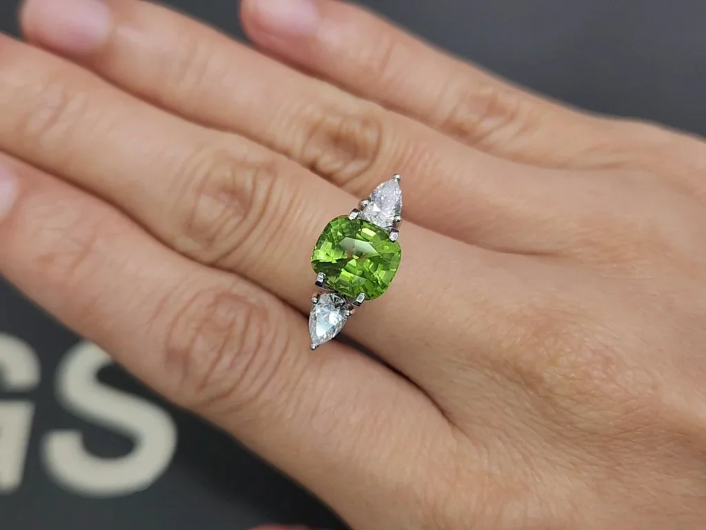 Peridot cushion cut 3.22 carats, Burma  Image №5
